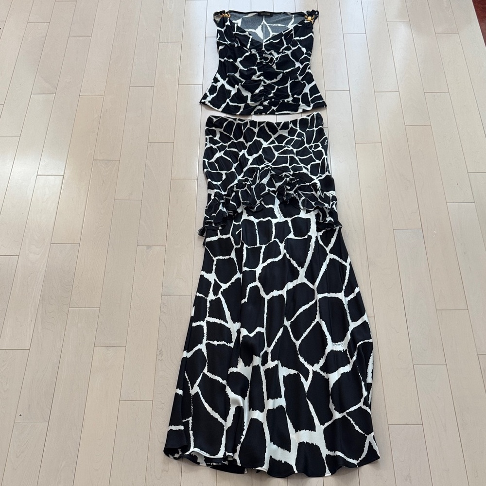 Roberto Cavalli Black and White Giraffe Print Two Piece Set Top 46 Skirt 44